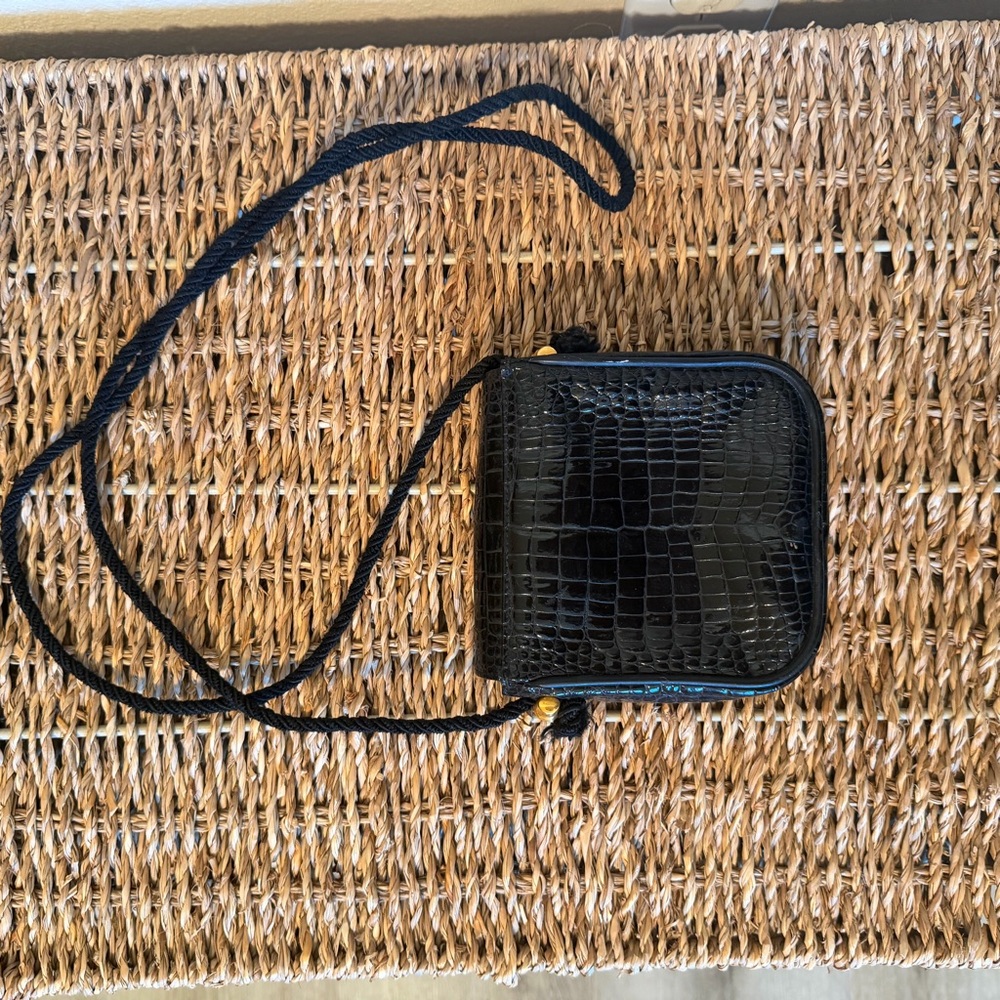 Nigst-Wien Vintage Black Crocodile Pattern Crossbody Bag with Gold Accents - Picture 3 of 13